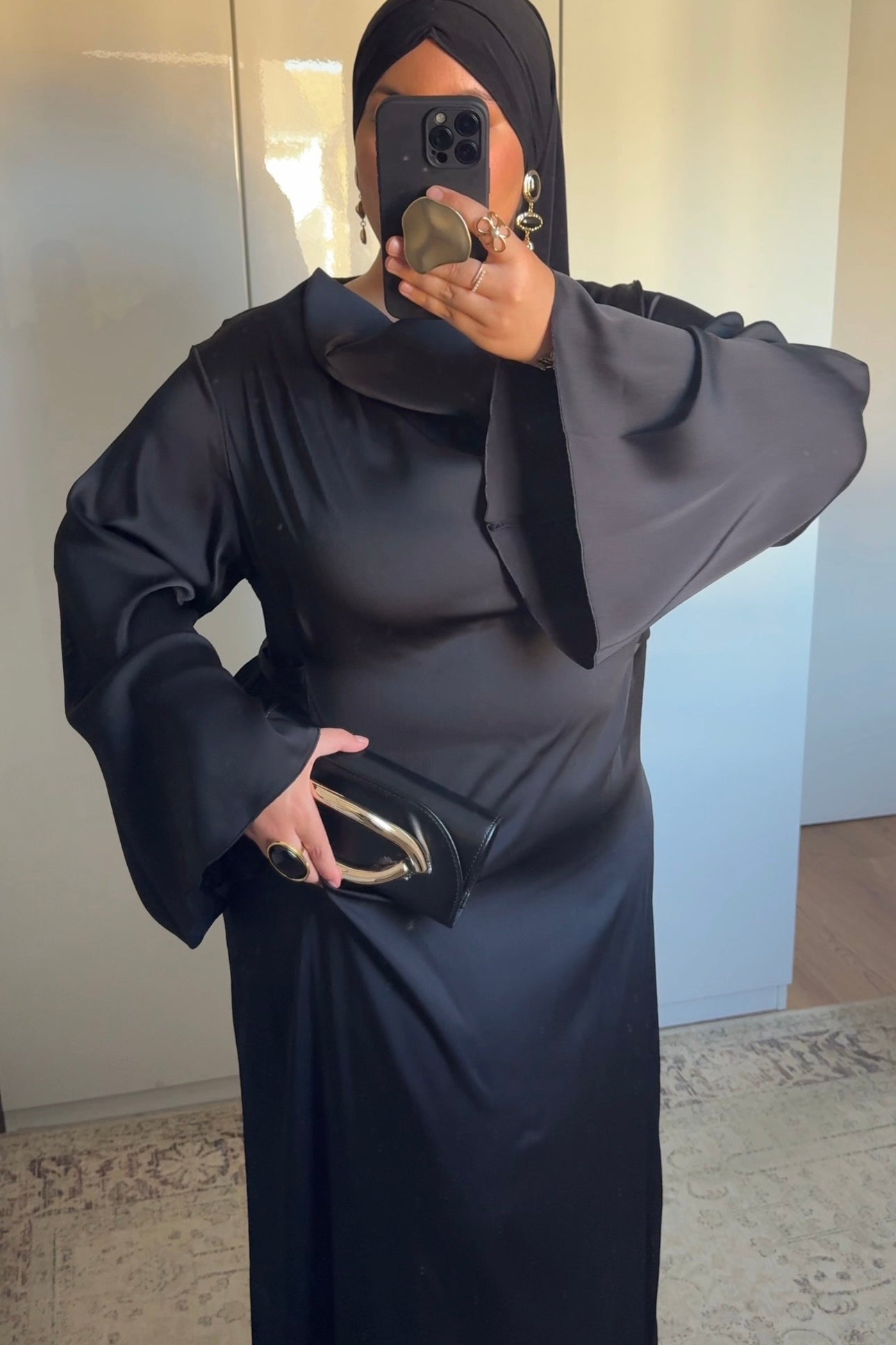ROBE SATINÉE DRAPÉE [NOIRE]