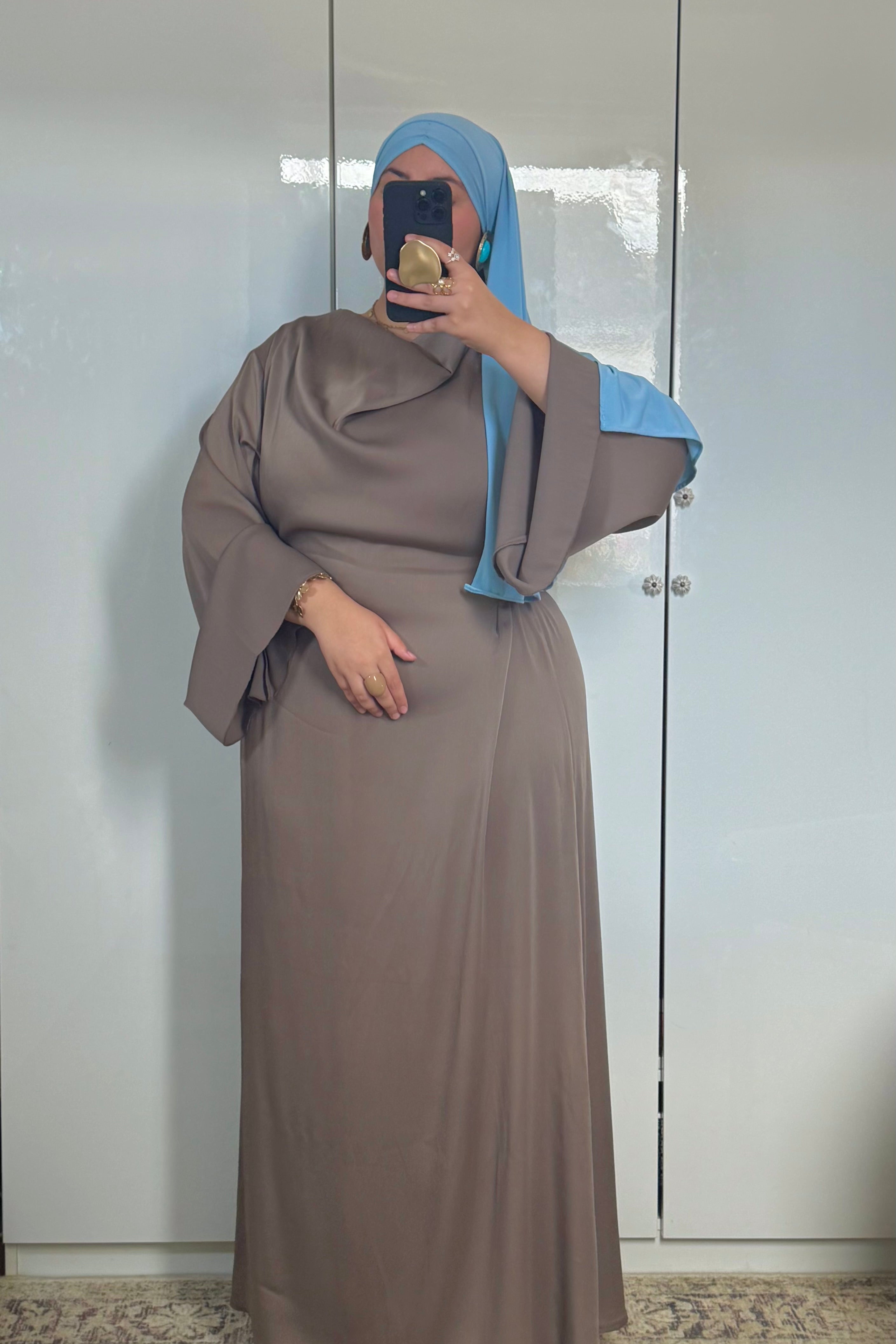 ROBE SATINÉE DRAPÉE [TAUPE]